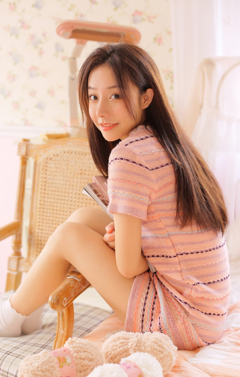 粉嫩小妹黑长直发温婉动人图片