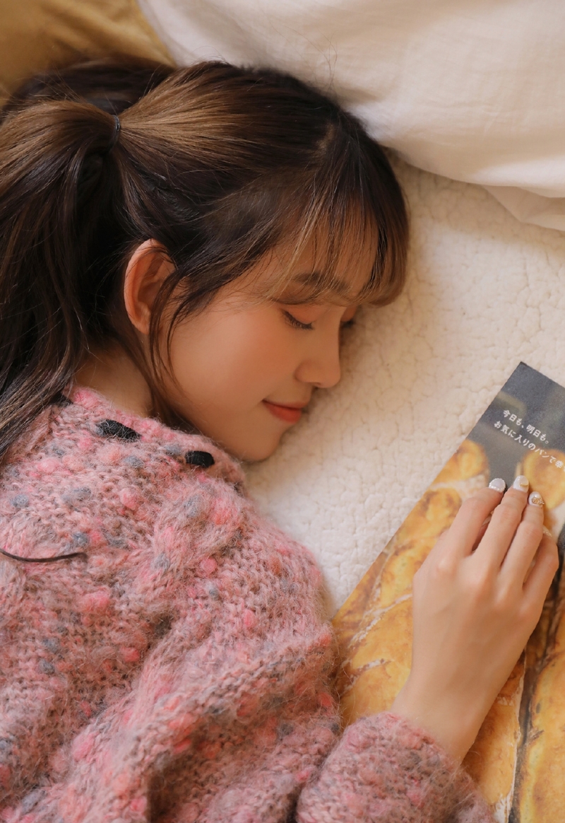 双马尾萌妹子超短裤大长腿套图