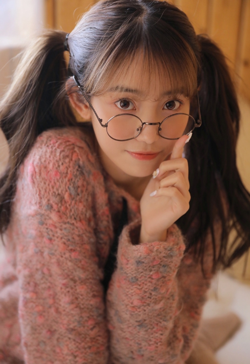 双马尾萌妹子超短裤大长腿套图