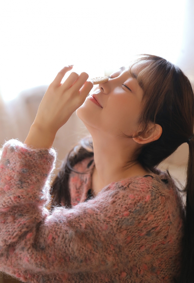 双马尾萌妹子超短裤大长腿套图