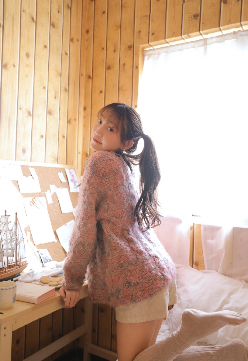 双马尾萌妹子超短裤大长腿套图