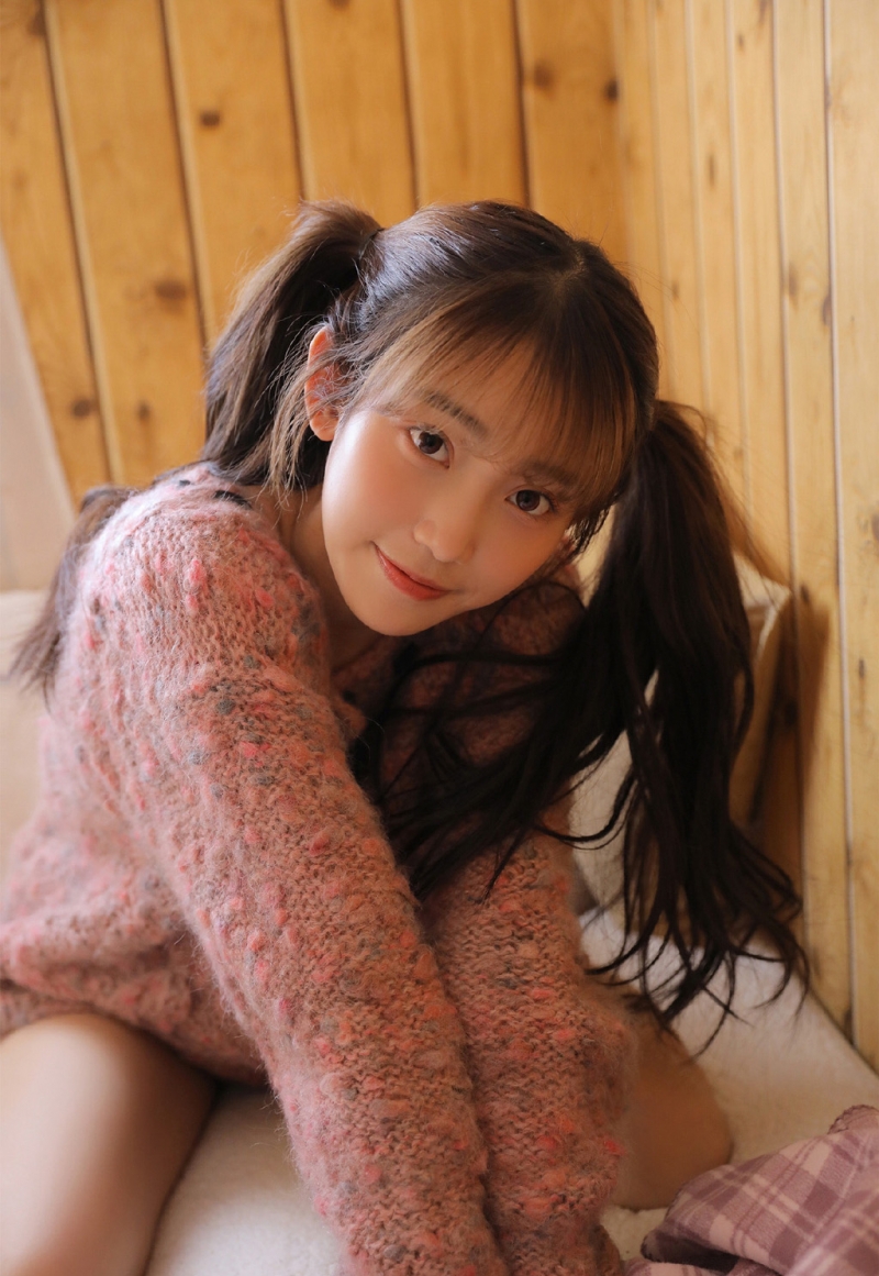 双马尾萌妹子超短裤大长腿套图