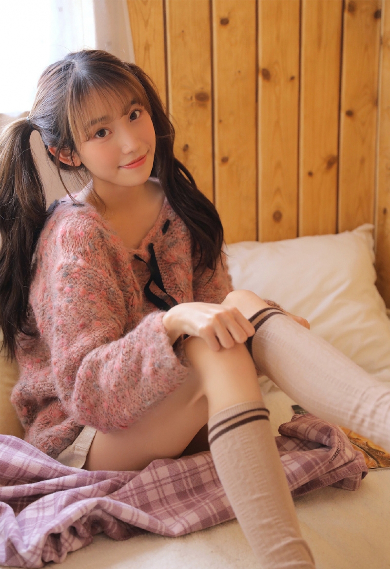 双马尾萌妹子超短裤大长腿套图