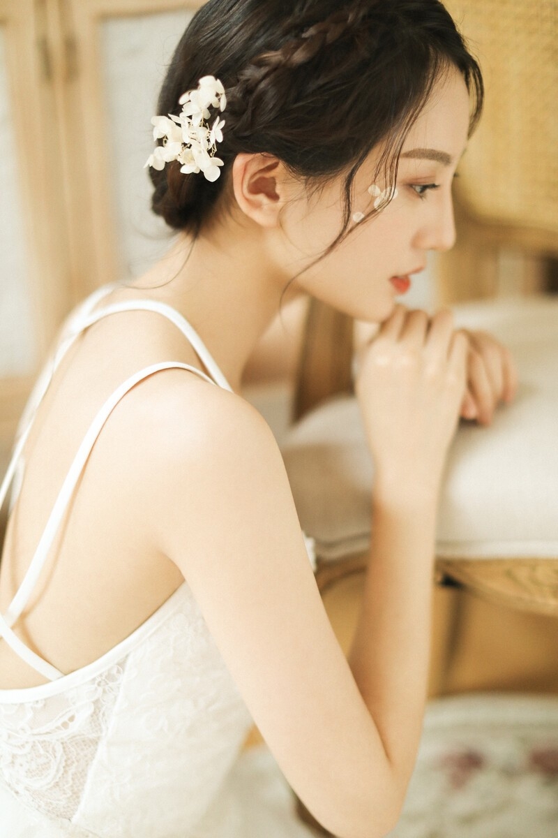 气质美女吊带白裙香肩美背图片