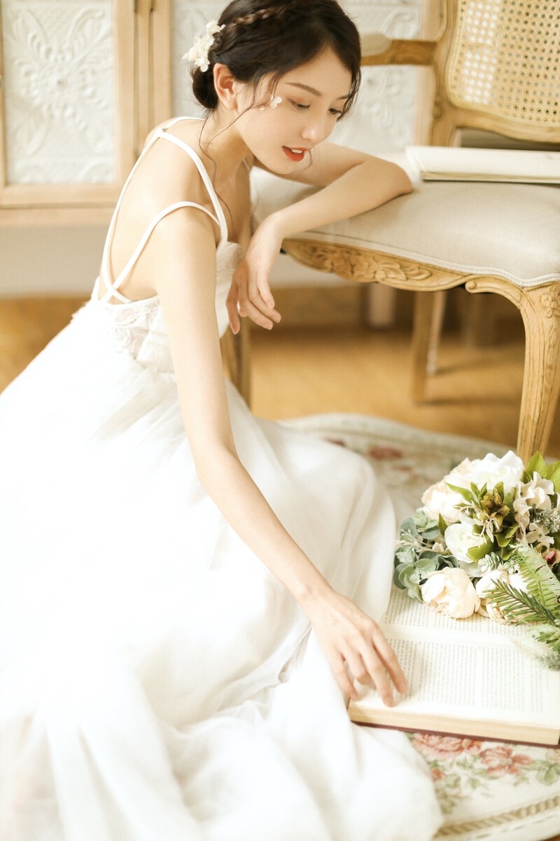 气质美女吊带白裙香肩美背图片