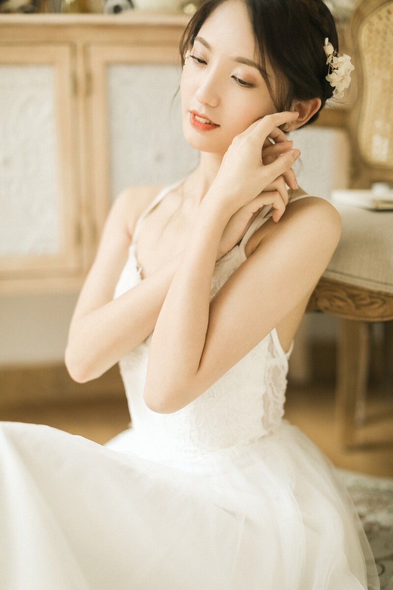 气质美女吊带白裙香肩美背图片