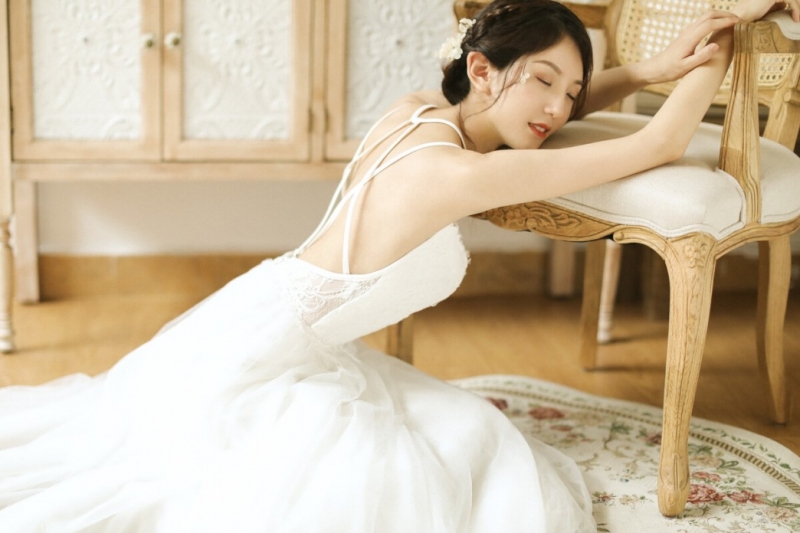 气质美女吊带白裙香肩美背图片