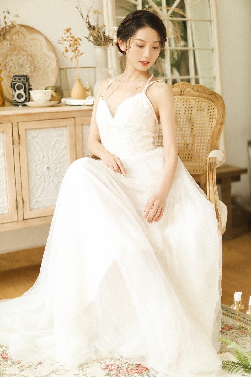 气质美女吊带白裙香肩美背图片