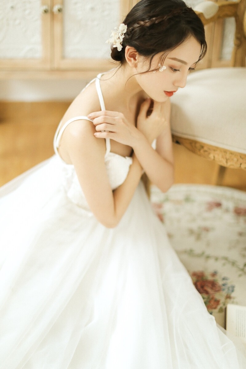 气质美女吊带白裙香肩美背图片