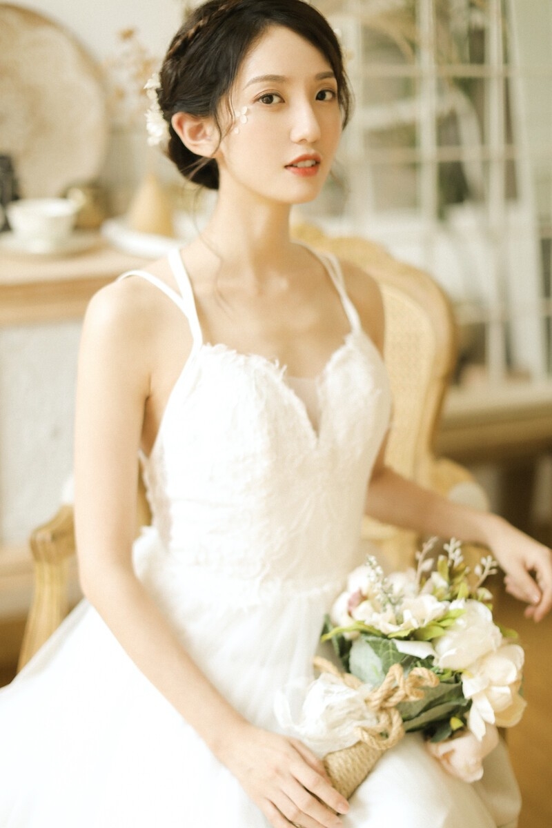 气质美女吊带白裙香肩美背图片