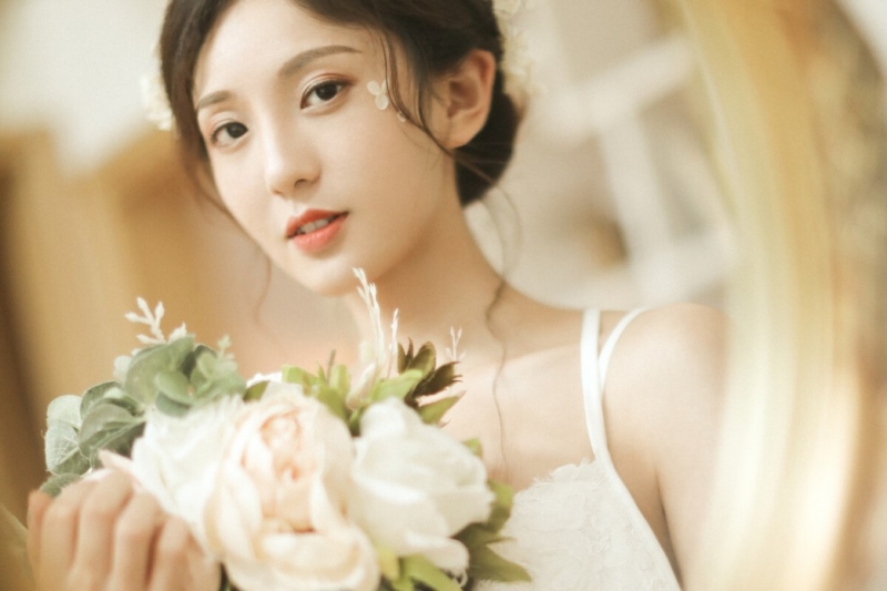 气质美女吊带白裙香肩美背图片