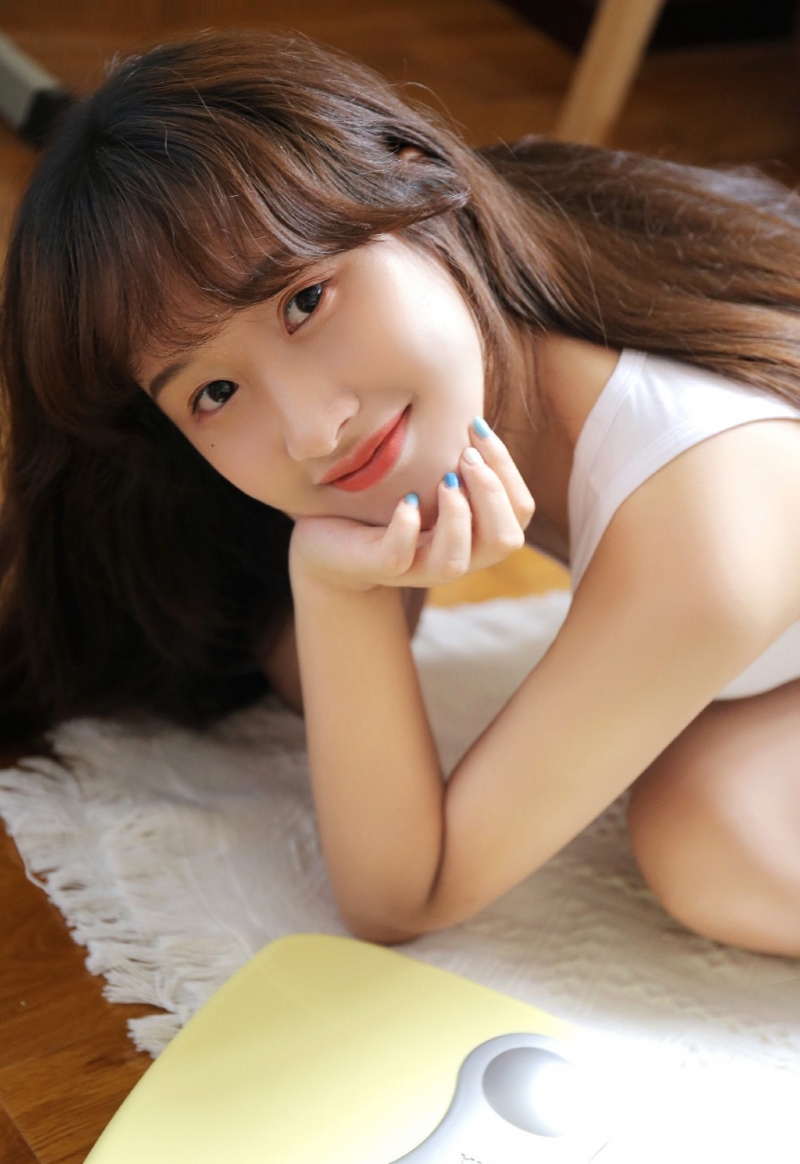 邻家女孩背心短裤室内个人写真