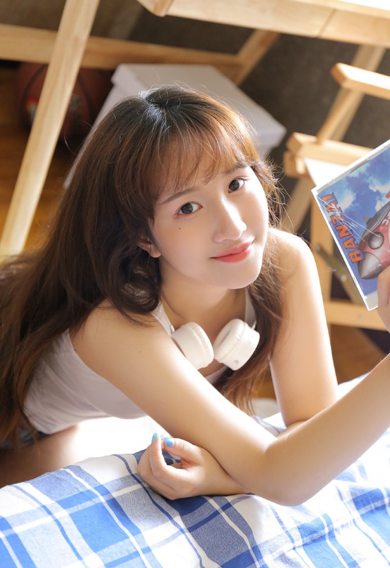 邻家女孩背心短裤室内个人写真