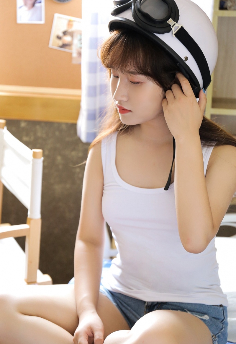 邻家女孩背心短裤室内个人写真