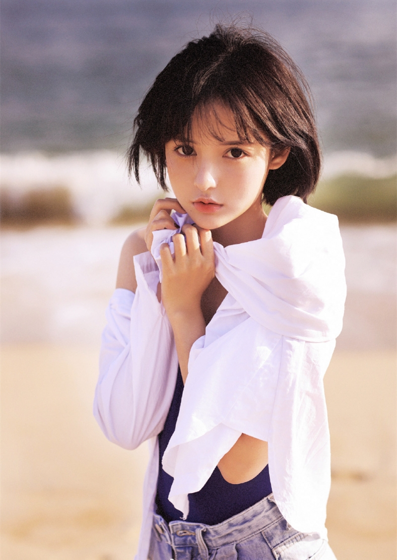 牛仔裤萌妹子吊带香肩海边写真
