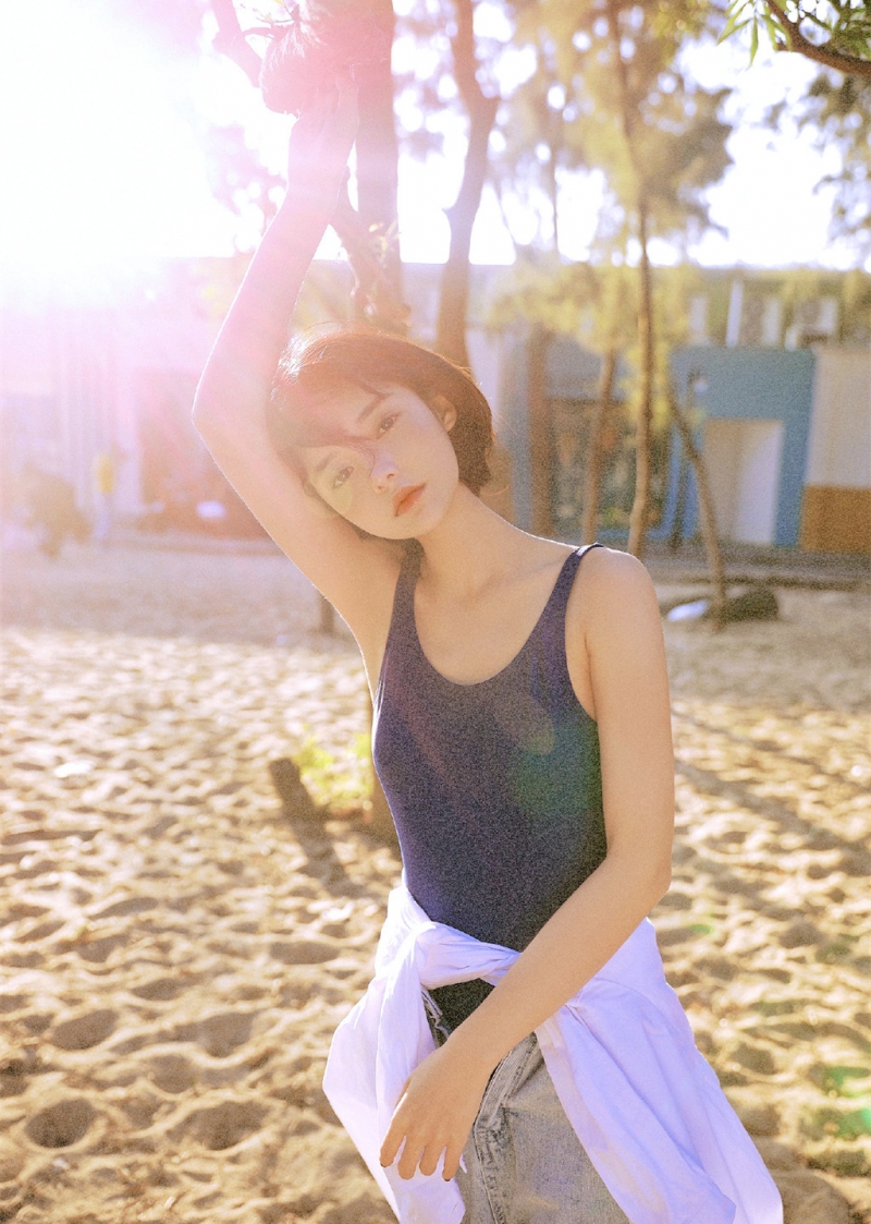 牛仔裤萌妹子吊带香肩海边写真