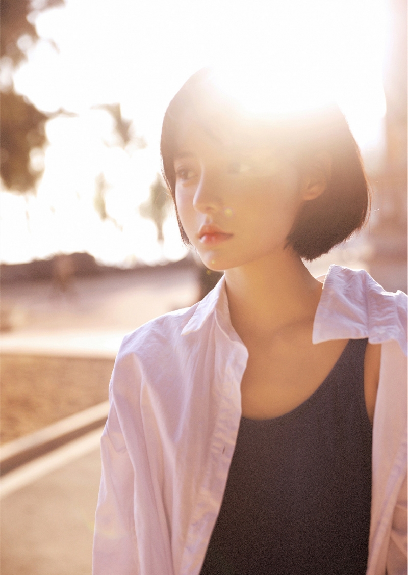 牛仔裤萌妹子吊带香肩海边写真