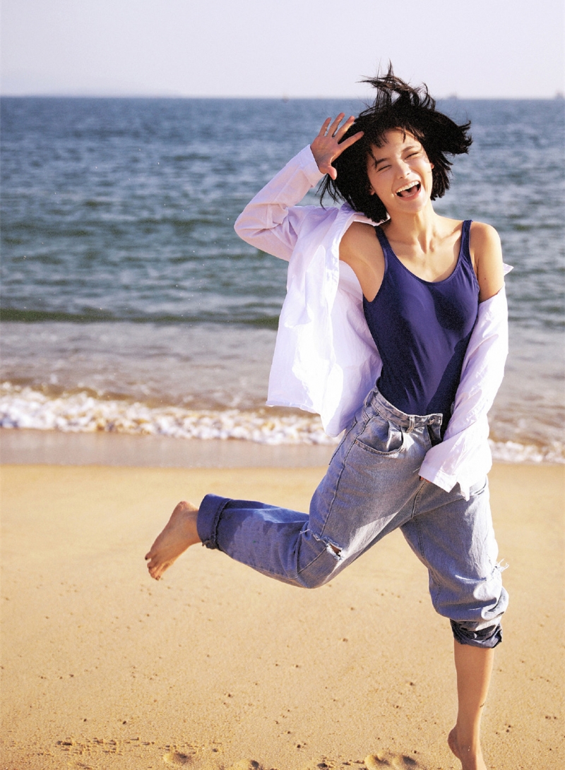 牛仔裤萌妹子吊带香肩海边写真