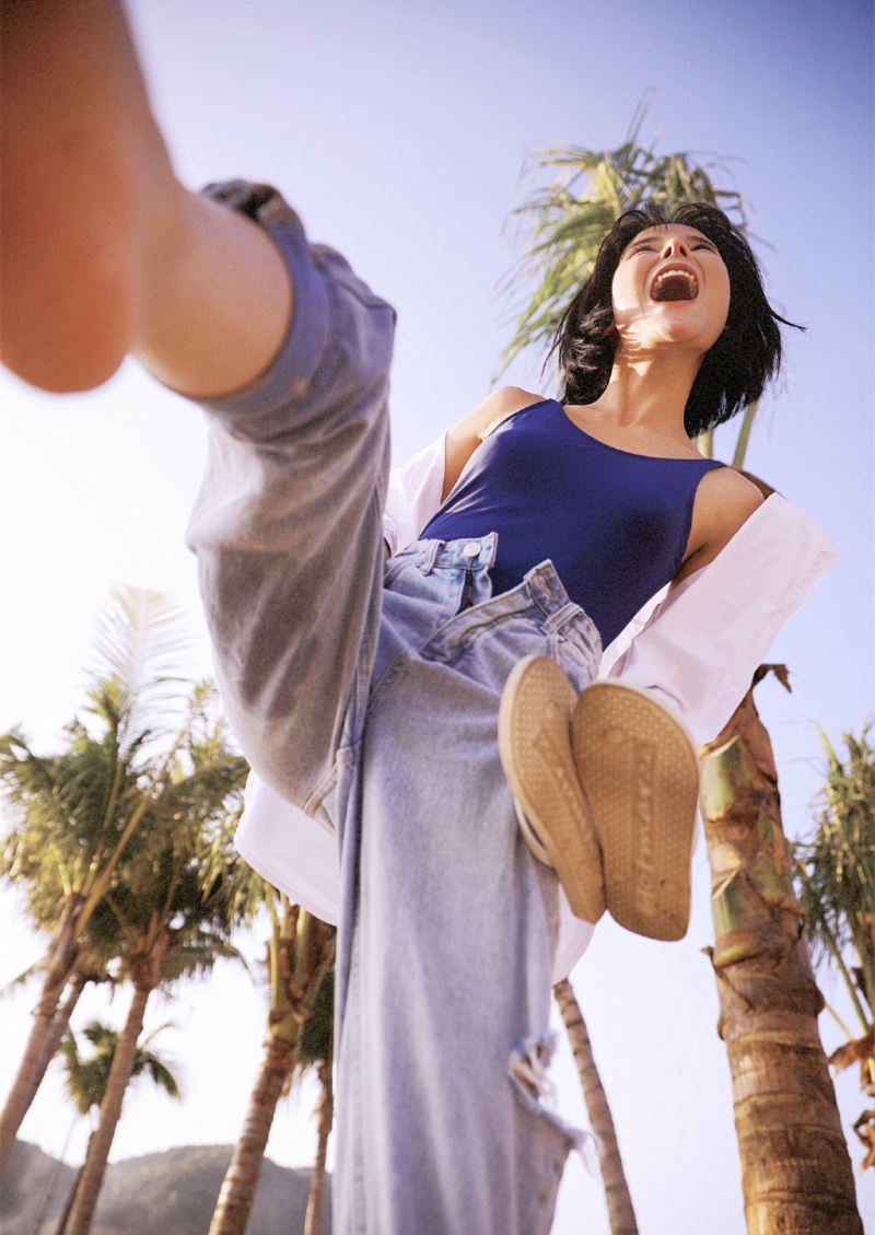 牛仔裤萌妹子吊带香肩海边写真