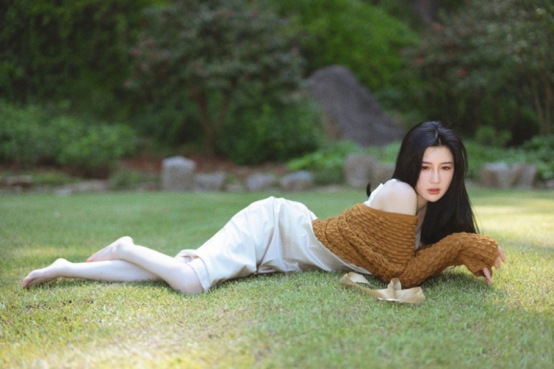 长发飘飘森系美女吊带白裙图片