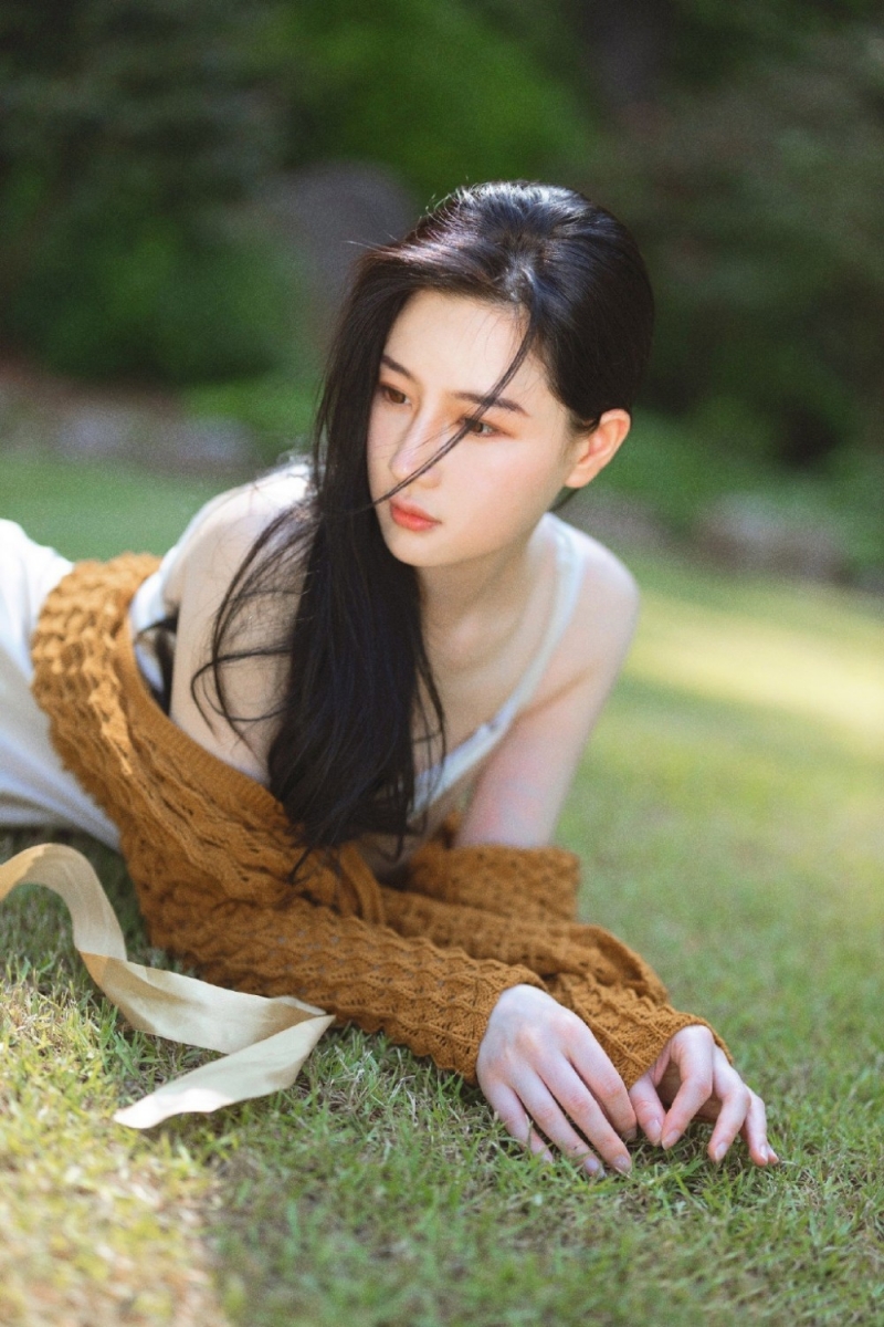 长发飘飘森系美女吊带白裙图片