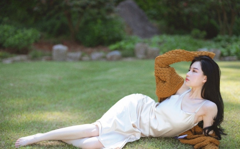 长发飘飘森系美女吊带白裙图片