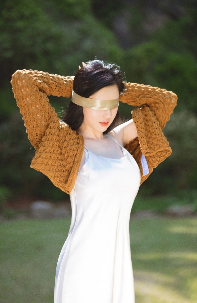 长发飘飘森系美女吊带白裙图片