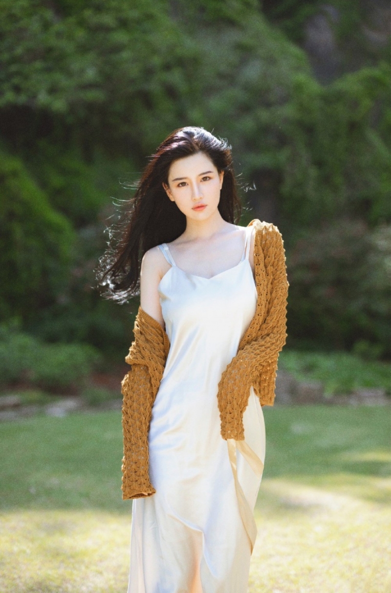 长发飘飘森系美女吊带白裙图片