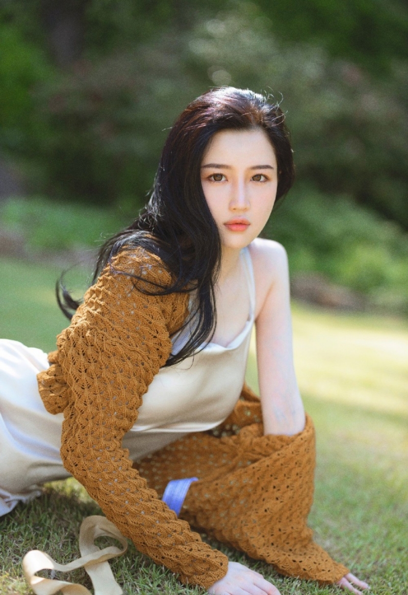 长发飘飘森系美女吊带白裙图片