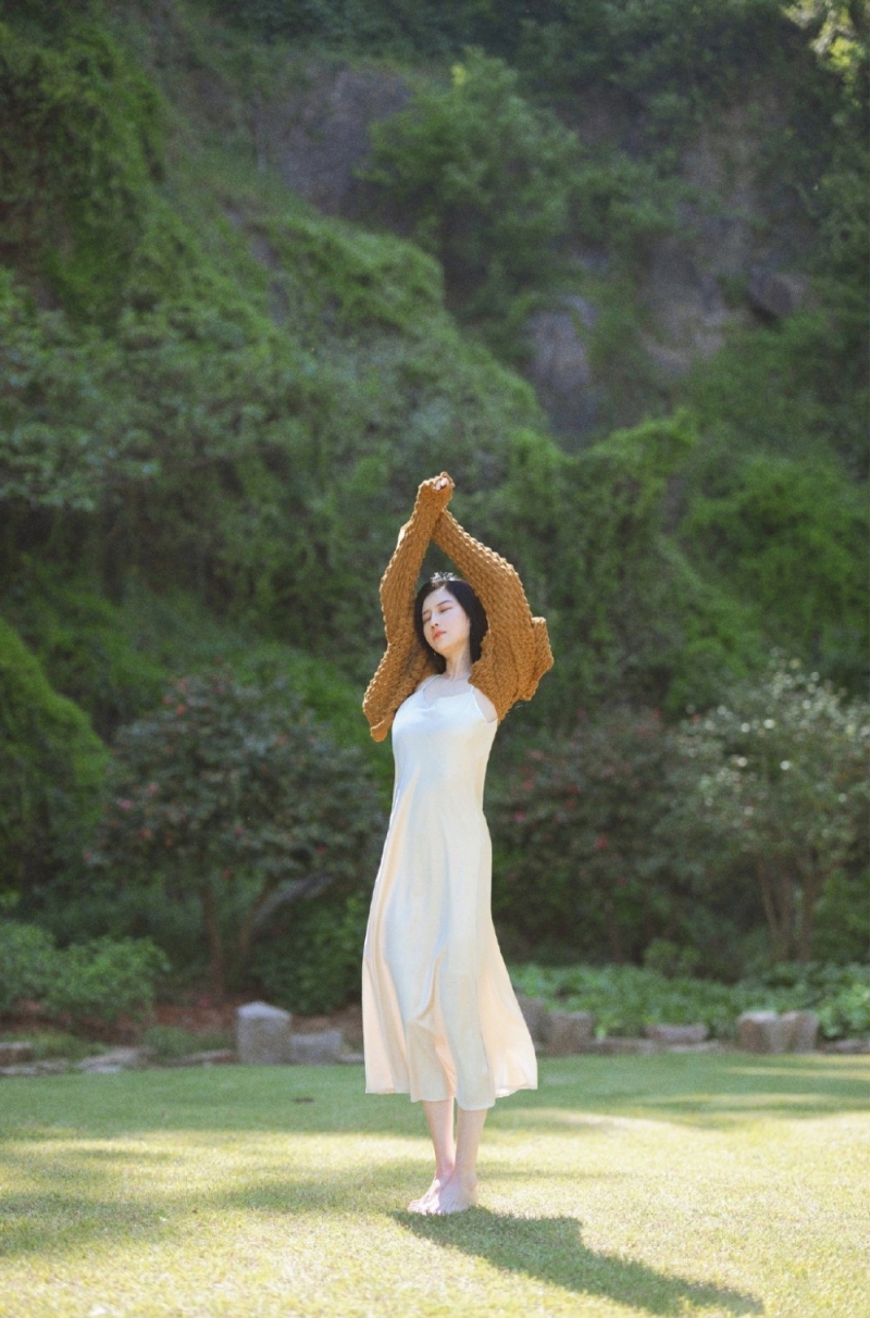 长发飘飘森系美女吊带白裙图片