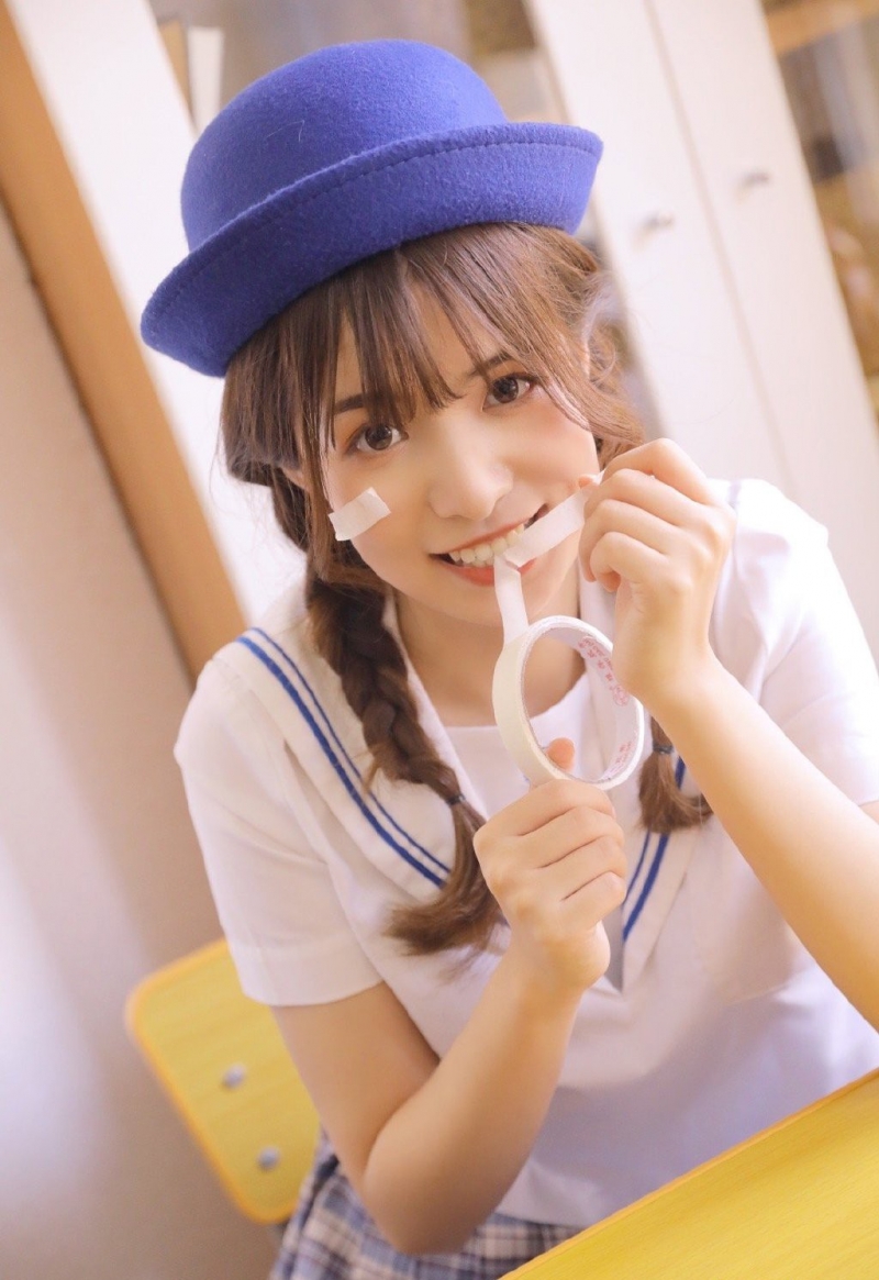 俏皮可爱麻花辫学生妹教室图片