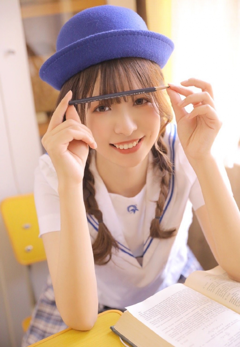 俏皮可爱麻花辫学生妹教室图片