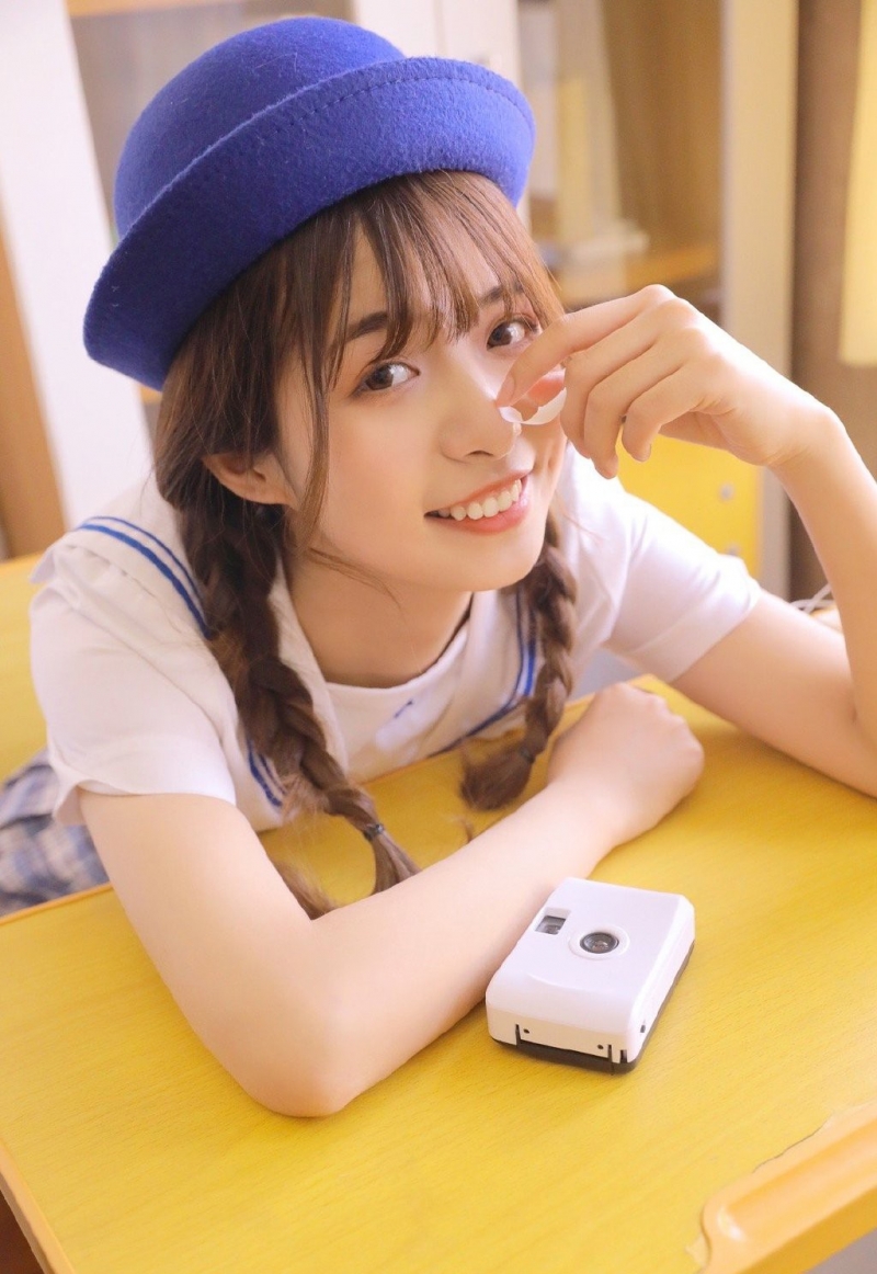 俏皮可爱麻花辫学生妹教室图片