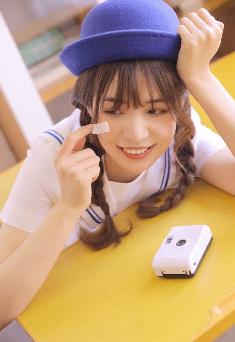 俏皮可爱麻花辫学生妹教室图片