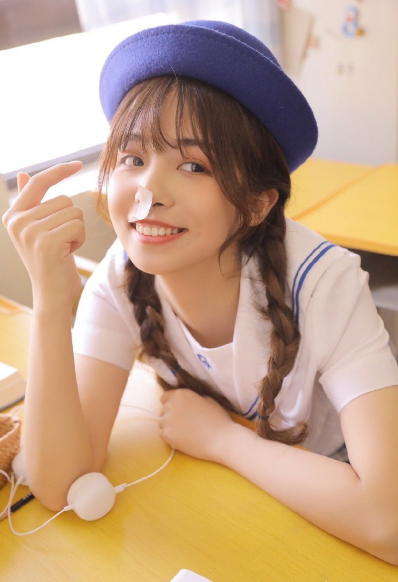 俏皮可爱麻花辫学生妹教室图片