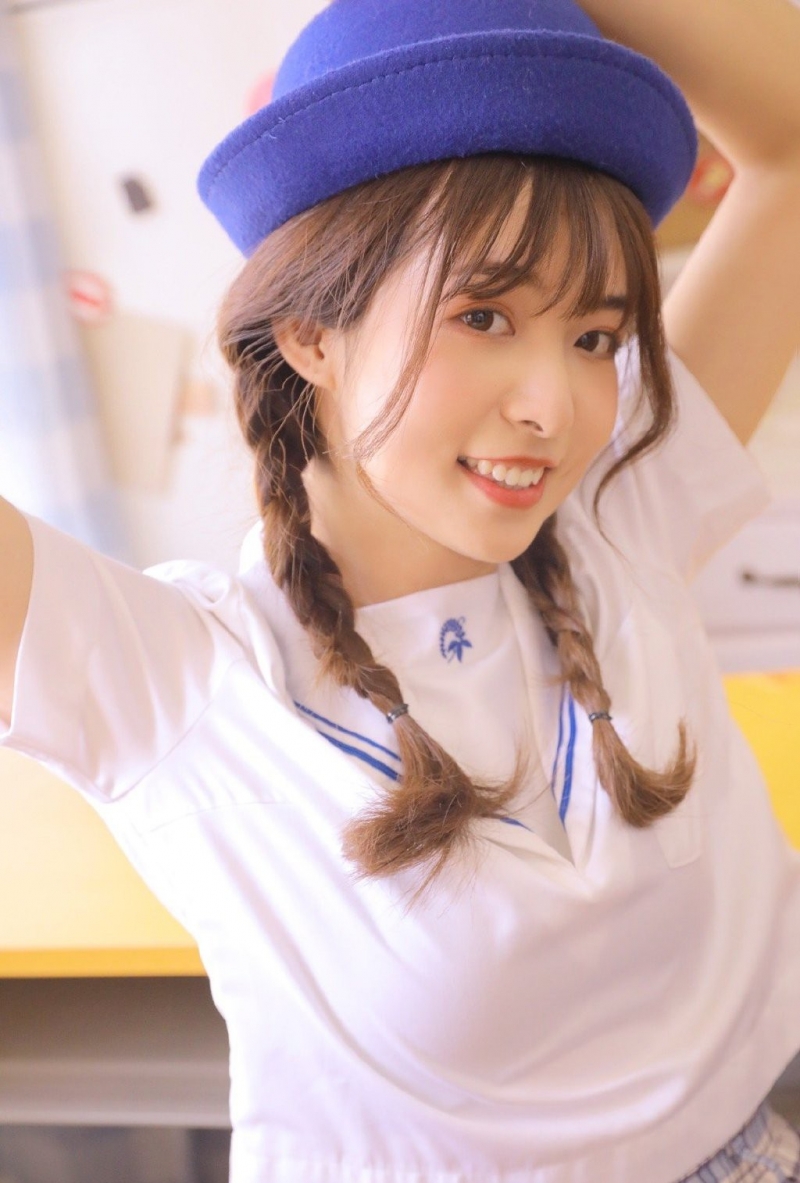 俏皮可爱麻花辫学生妹教室图片