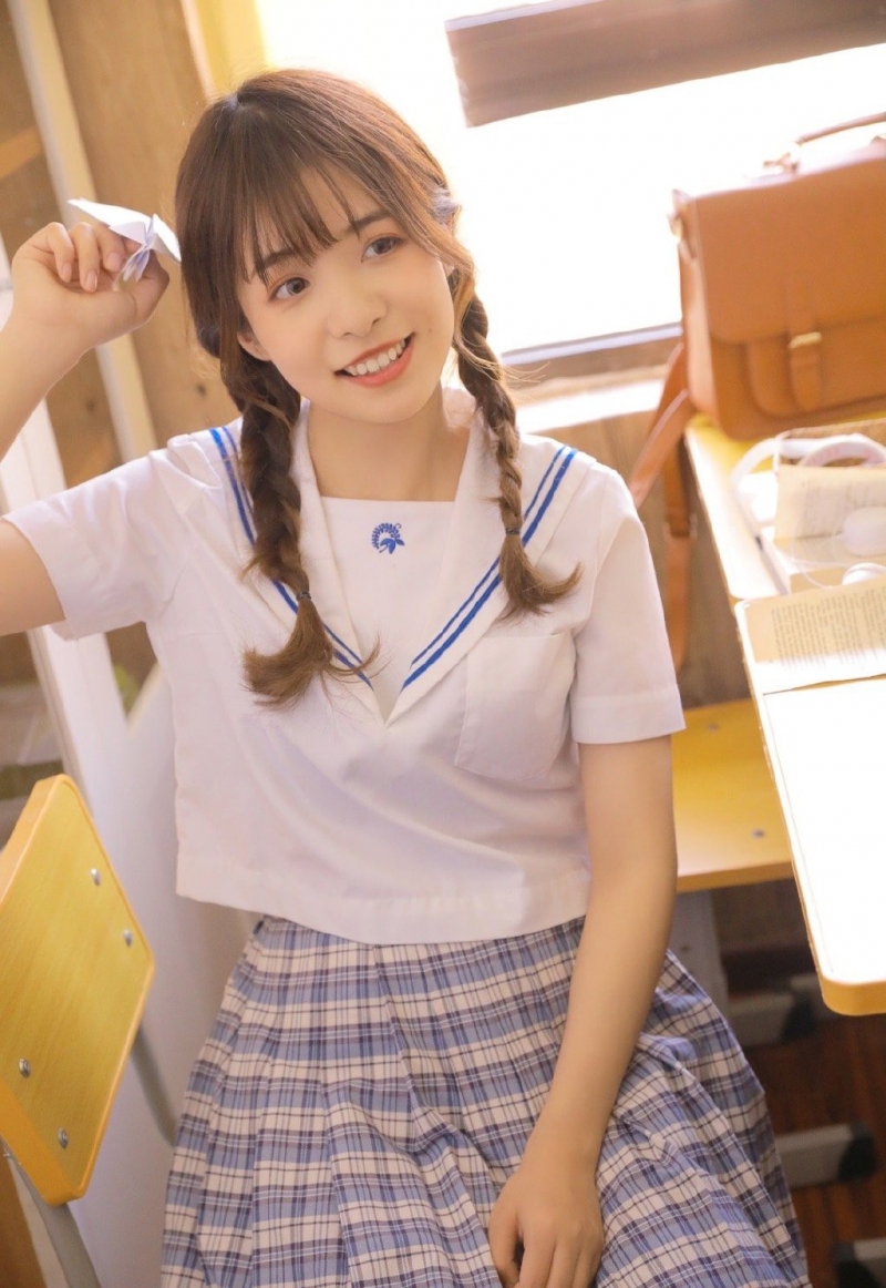 俏皮可爱麻花辫学生妹教室图片