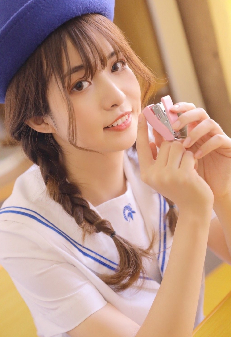 俏皮可爱麻花辫学生妹教室图片