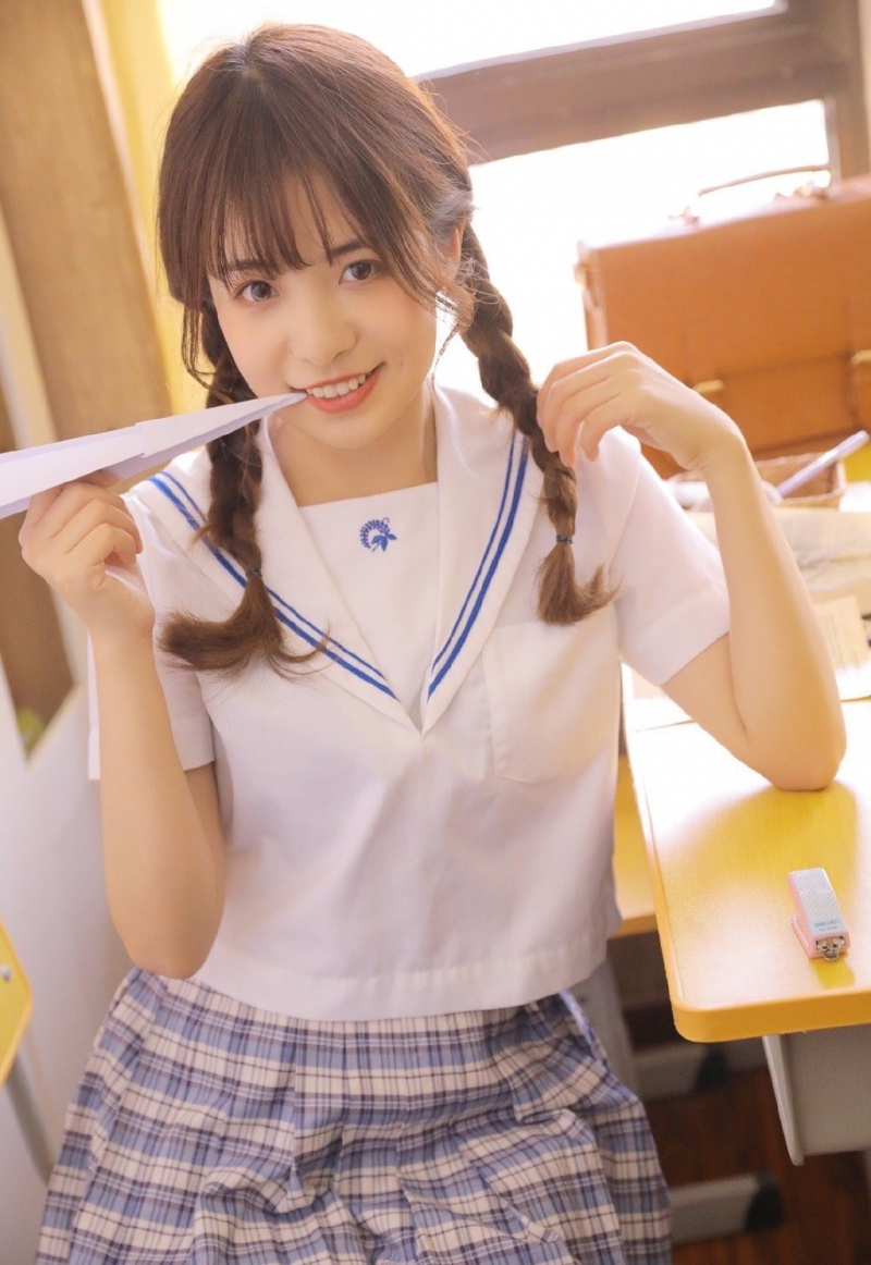 俏皮可爱麻花辫学生妹教室图片