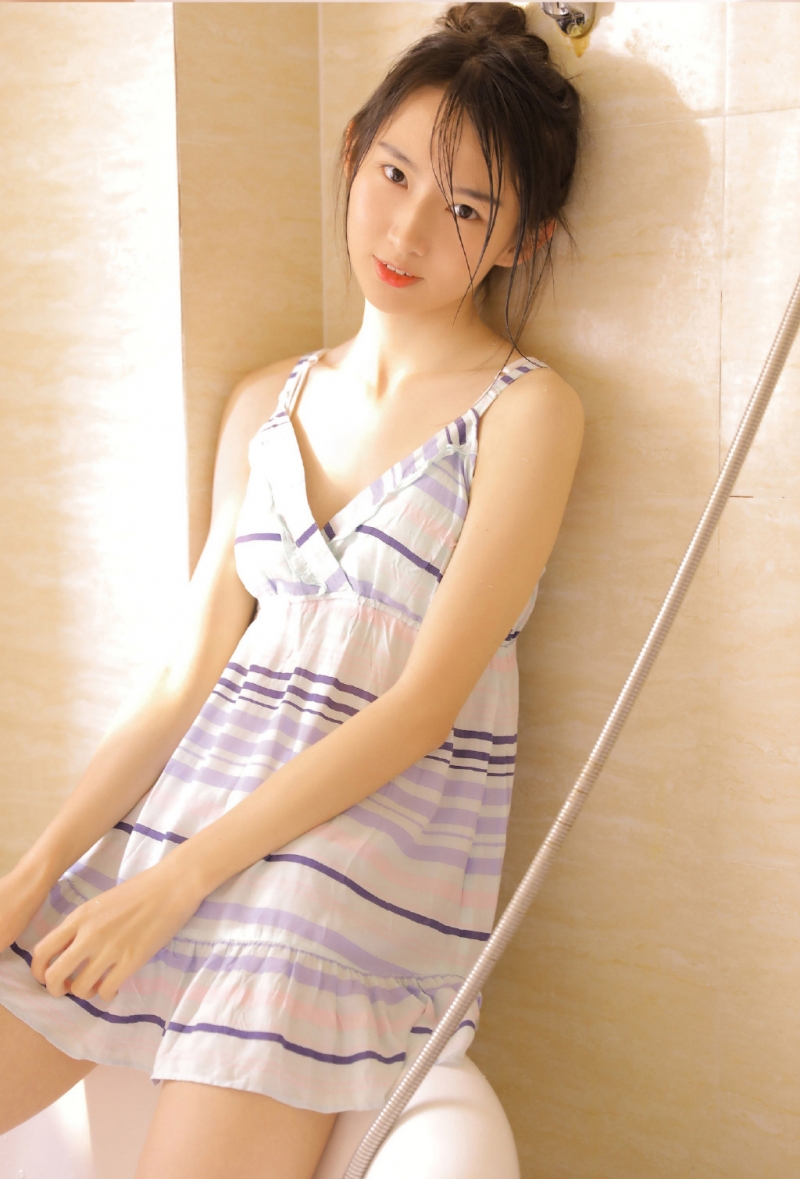 丸子头小姐姐吊带短裙居家写真