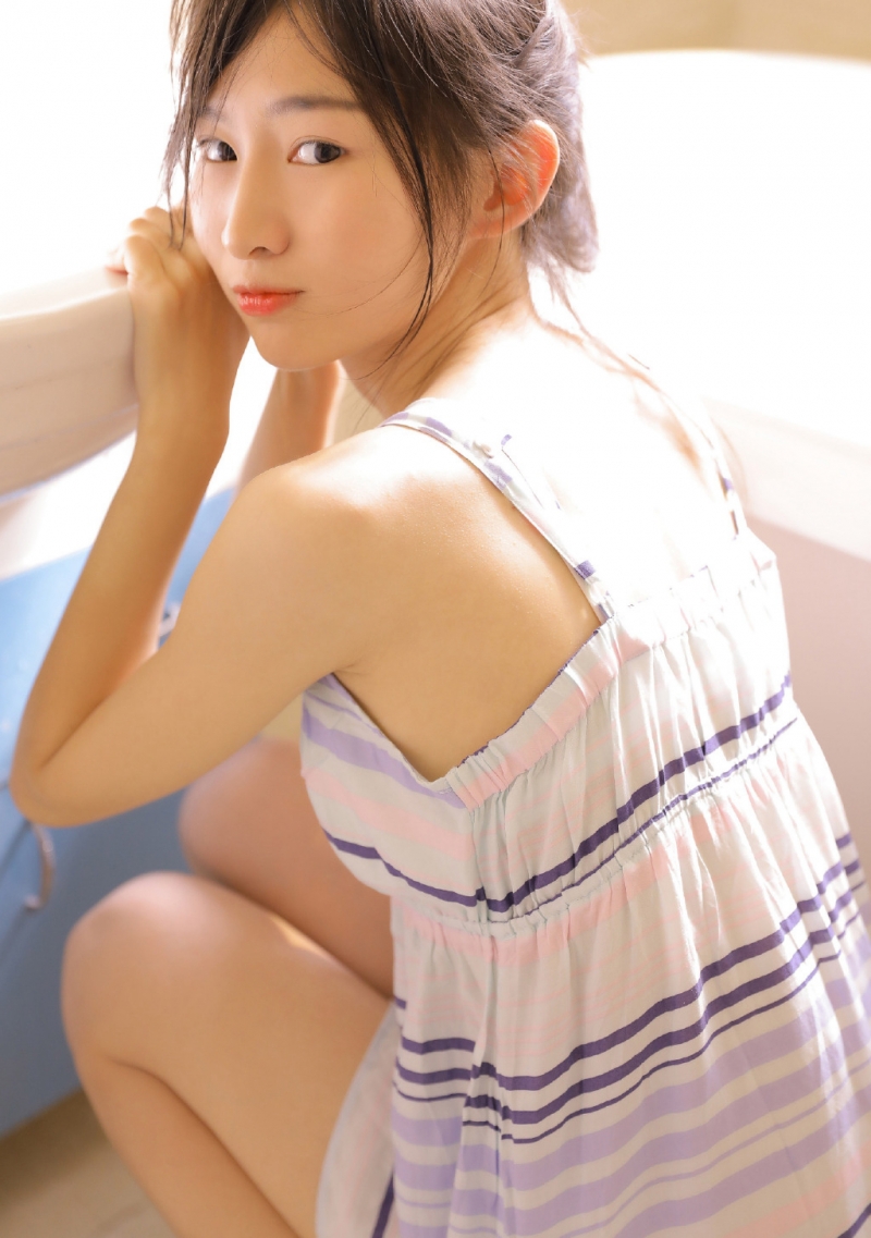 丸子头小姐姐吊带短裙居家写真