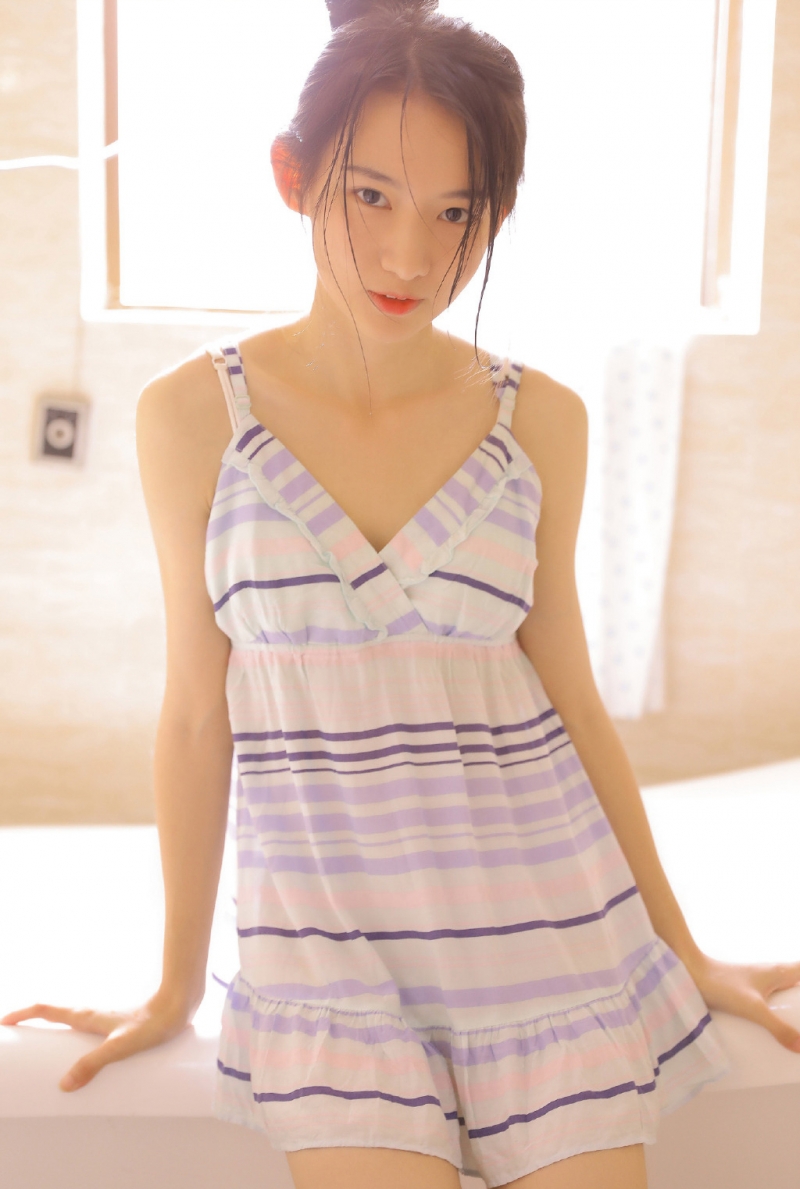 丸子头小姐姐吊带短裙居家写真
