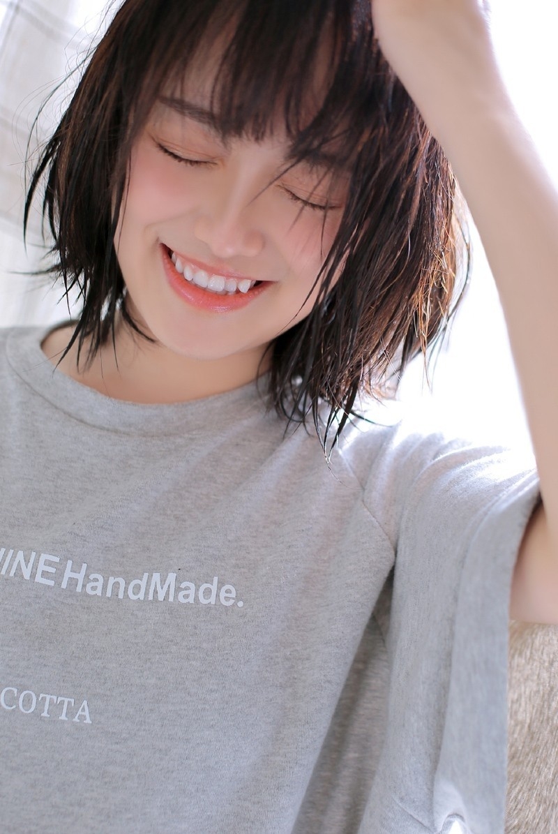 短发美少女卫生间调皮搞怪图片