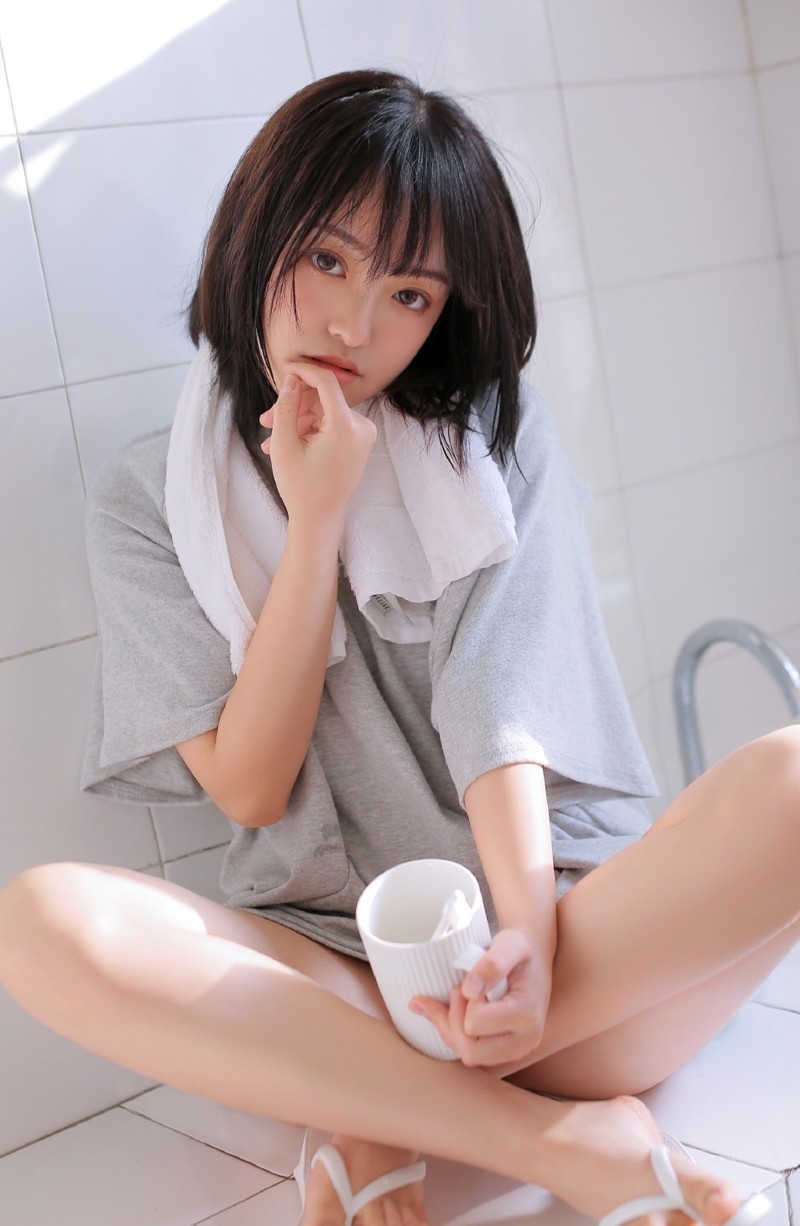 短发美少女卫生间调皮搞怪图片