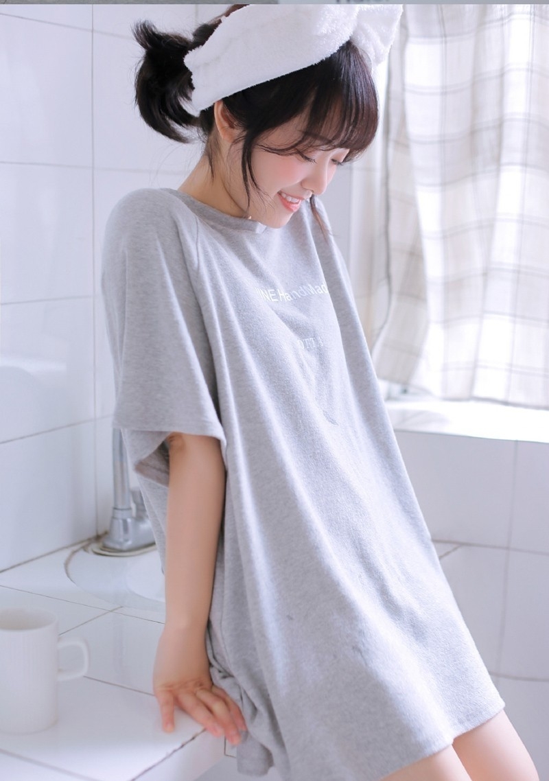 短发美少女卫生间调皮搞怪图片