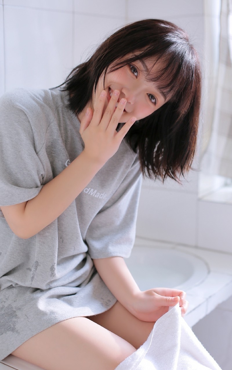 短发美少女卫生间调皮搞怪图片