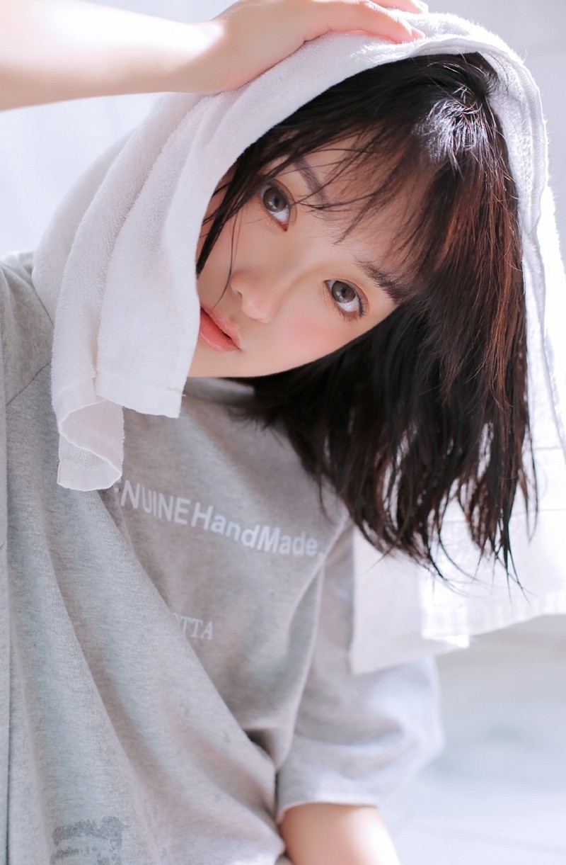 短发美少女卫生间调皮搞怪图片