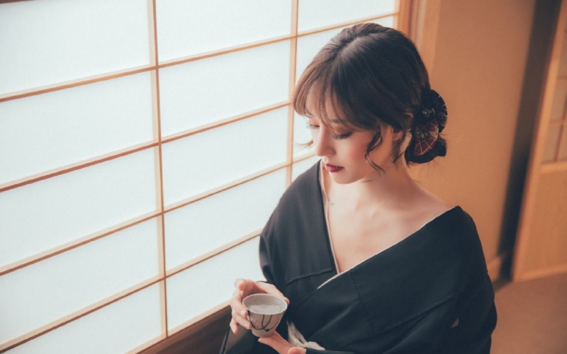 日本和服美女香肩锁骨诱惑写真