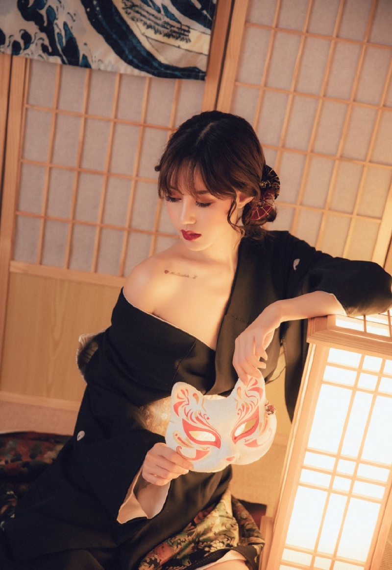 日本和服美女香肩锁骨诱惑写真