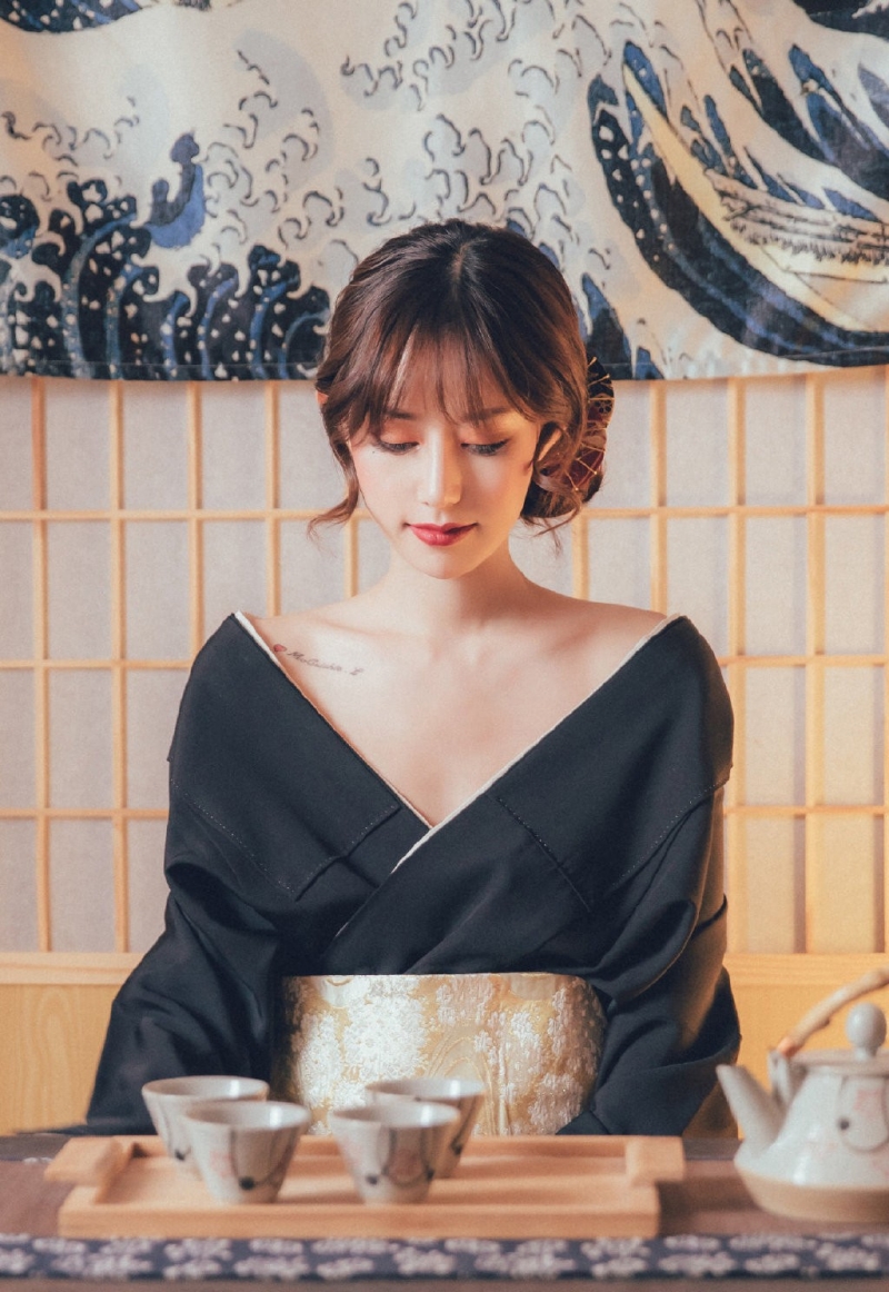 日本和服美女香肩锁骨诱惑写真